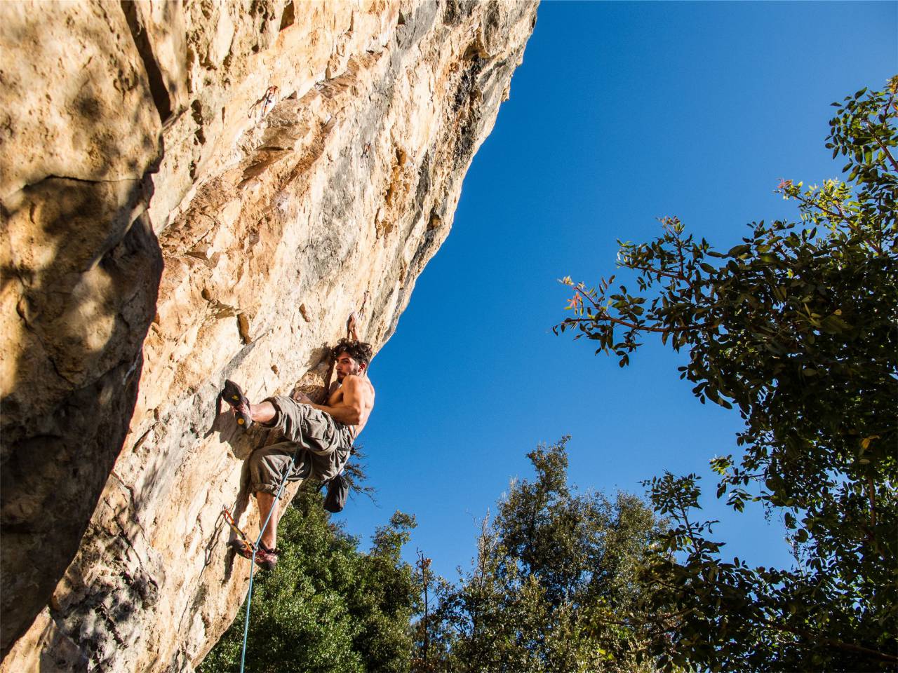 Imagen de escalada en roca fitness chico hombre músculos musculoso