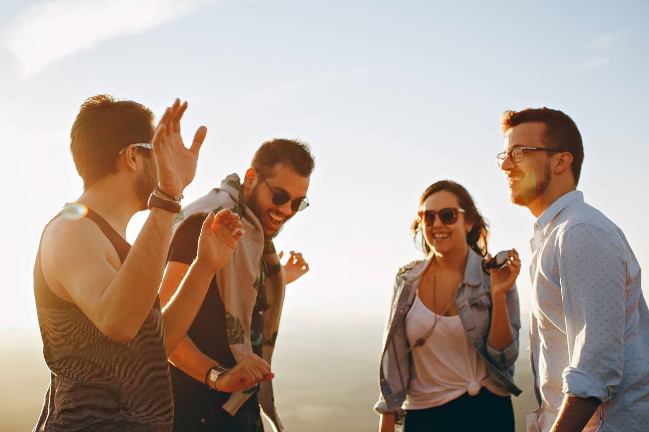 Imagen De Grupo Amigos Riendo Hombre Mujer Gente Feliz FOTO GRATIS