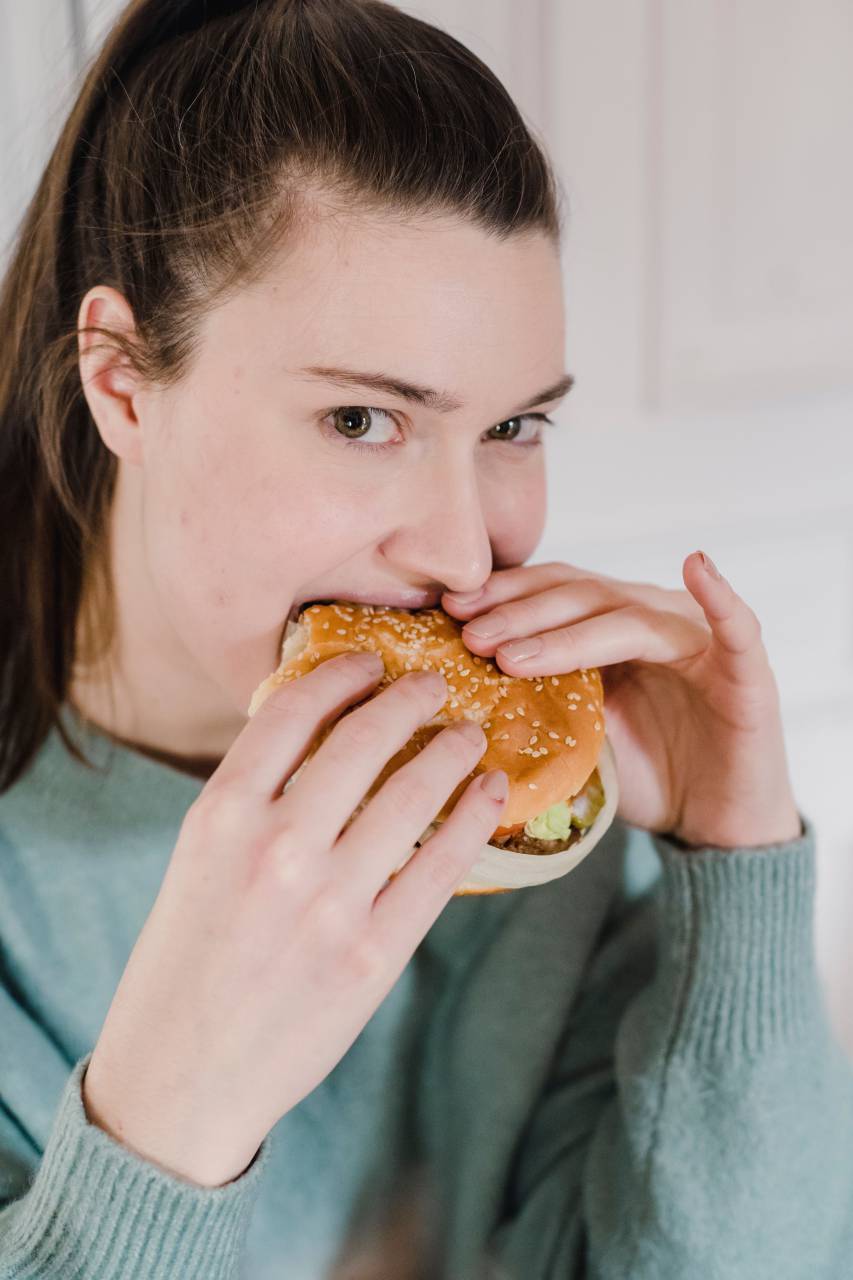 Imagen De Mujer Comiendo Hamburguesa Foto Gratis