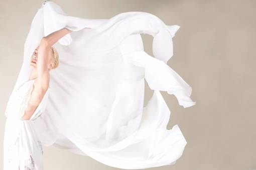 dress backgrounds caucasian ethnicity one person beauty adult woman;white dress;dress;motion;studio shot;model women