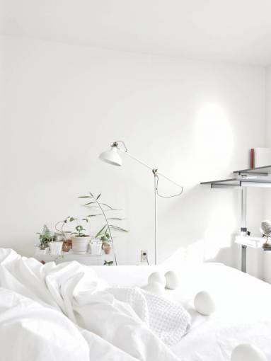 moderno dormitorio;cama;dormitorio blanco habitación doméstica interior almohada lámpara eléctrica