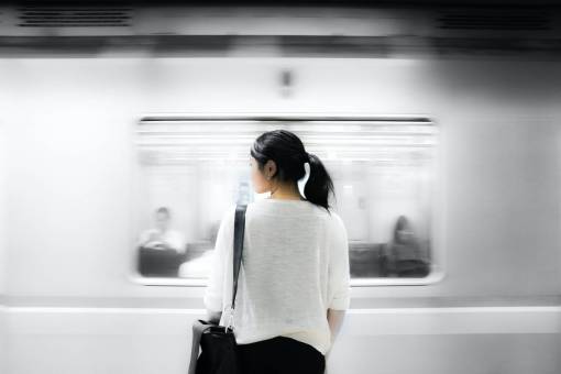 negocios movimiento una persona interior pasajero viajero mujer;esperando;metro;blanco;asiático;viaje en movimiento