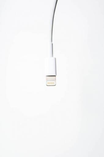 computadora usb;cargador;teléfono celular;blanco;iphone electricidad equipo de tecnología de datos primer plano