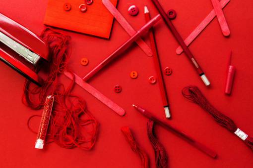 superior arte rojo flatlay vista superior escritorio artesanía botones