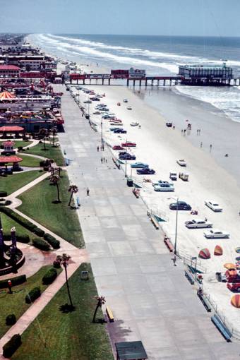 pelicula playa coches costa muelle multitud gente retro