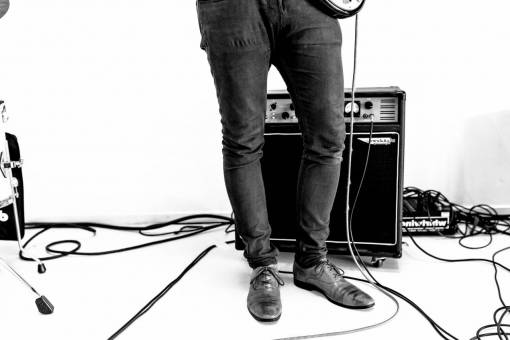 calzada zapato blanco y negro efectos de concierto sonido electronico