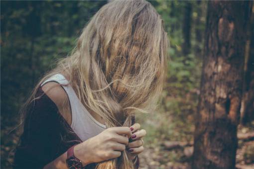 rubia niña mujer pelo largo trenza modelo de moda