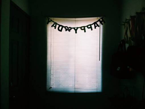 silueta de luz de ventana de habitación oscura