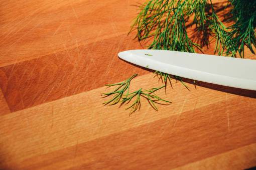 eneldo hierbas cuchillo tabla de cortar cocina chef comida