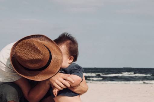 padre padre hijo sombrero de playa mar océano familia