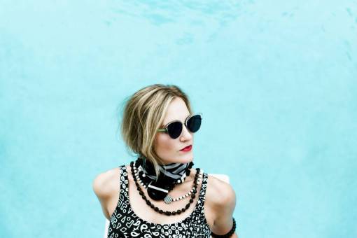 collar niña mujer gente dama sola gafas de sol bufanda