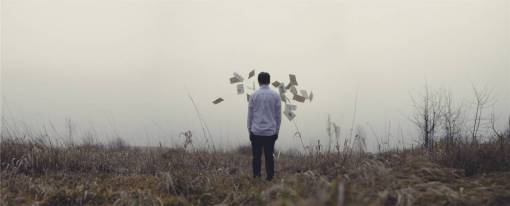papeleo chico hombre papeles campo hierba niebla gente