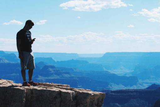 senderismo chico hombre gente montañas rocas acantilados naturaleza