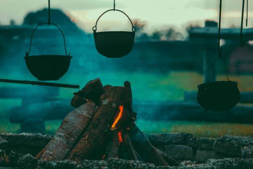 camping hervidor fuego leña cocinar camping campo aventura
