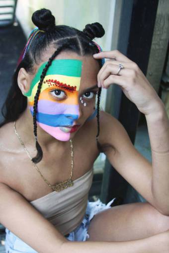 lgbtq persona lgbtq arcoíris mujer hembra cara pintada