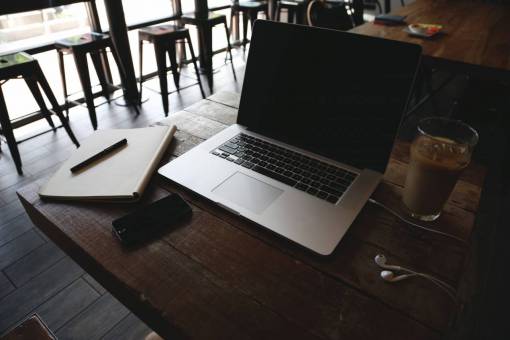 heladas macbook laptop computadora mesa café café helado bloc de notas