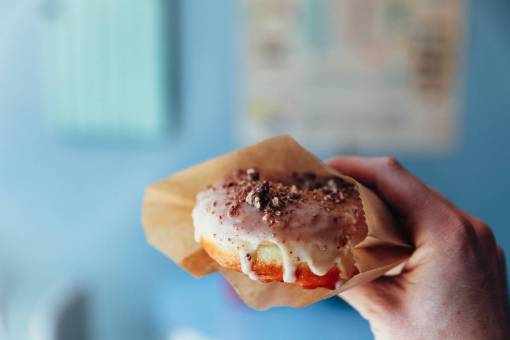 heladas Hombre sujetando donut donut pastelería glaseado helado