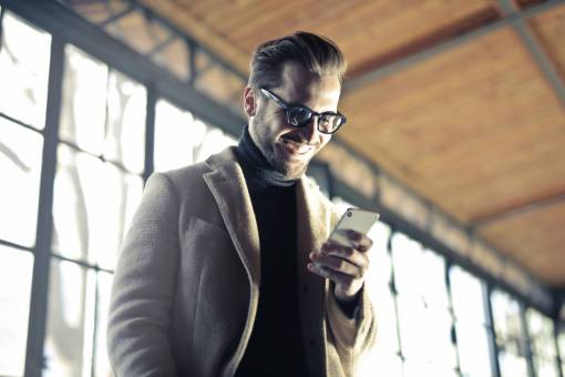 dispositivo movil hombre sonriendo dispositivo móvil teléfono gafas moda