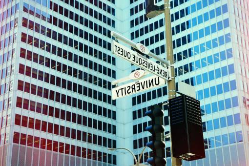 esqui Montreal en el centro de la esquina de la calle semáforos postes de luz firmar edificios