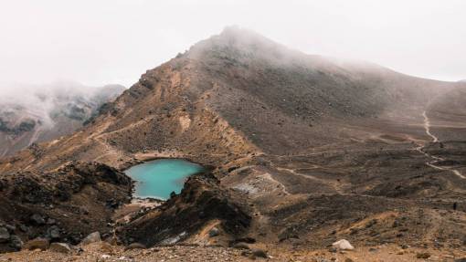 suelo paisaje de montaña rocas niebla cielo agua valle