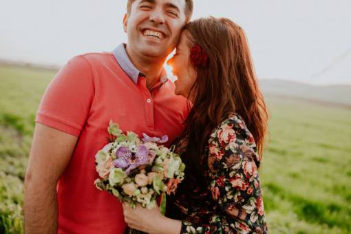 contentamiento naturaleza hierba flores gente hombre mujer pareja