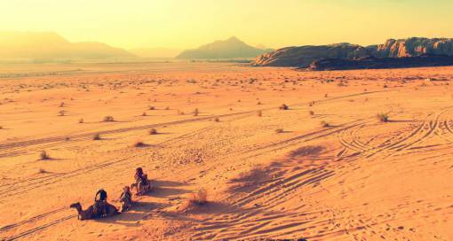 pico de la montana naturaleza paisaje desierto dunas de arena se extienden arbustos
