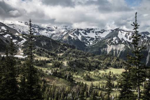 naturaleza paisaje montaña nubes cielo campo de hierba