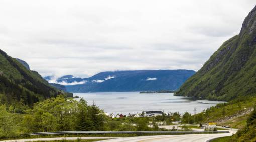asombroso Noruega increíble belleza montañas lago cielo nubes