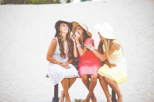 banco gente chicas feliz reír sonreír amigos vestir