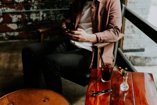 refresco gente hombre chico sentado mesa de madera gafas de sol
