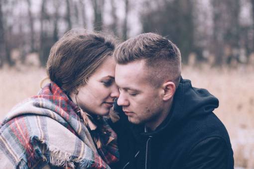 abrazos gente hombre chico mujer chica pareja abrazo