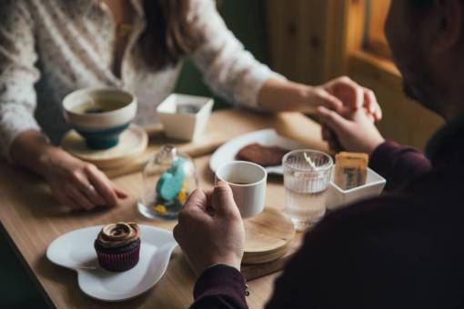 datos gente hombre mujer pareja tomados de la mano cena fecha