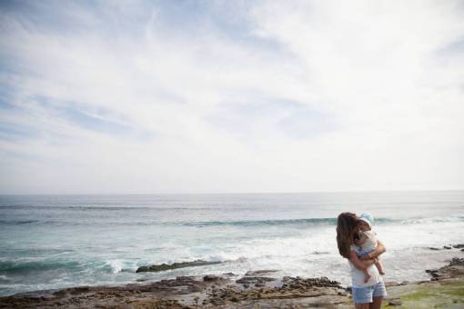 besos gente mujer familia madre playa océano mar