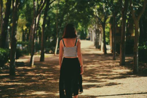 rutas gente mujer niña mujer caminando sola atrás
