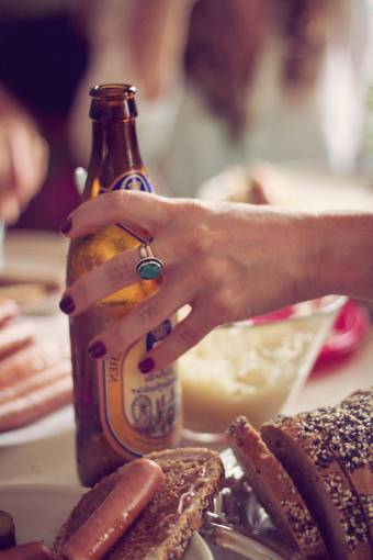 anillo gente mujer mano manicura anillo cerveza bebidas