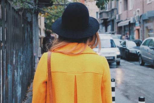 abrigo persona mujer joven estilo moda abrigo amarillo