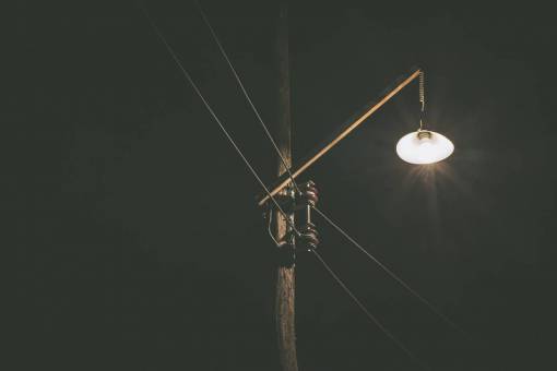 tarde poste de líneas eléctricas luz oscuro noche tarde madera