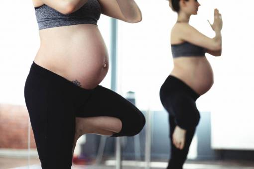 fitness mujer embarazada ejercicio fitness salud espejo