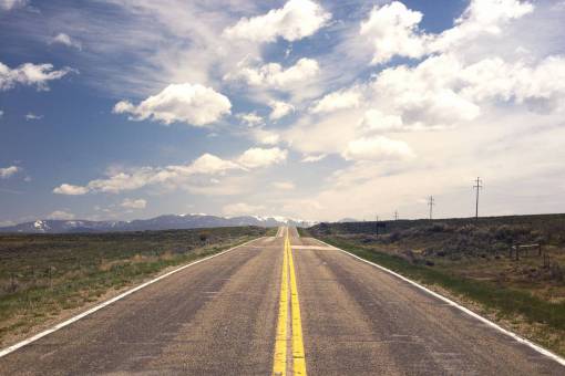 autopista carretera pavimento carretera hierba cielo nubes sol