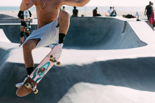 extremo patineta saltar parque juventud persona atleta ejercicio