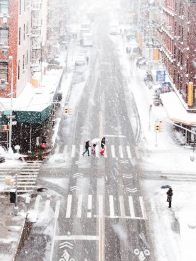 nevado nieve, ciudad, urbano, gente, carril peatonal, señales