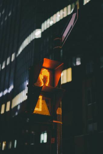 firmar semáforo noche oscura ciudad urbana luz mano
