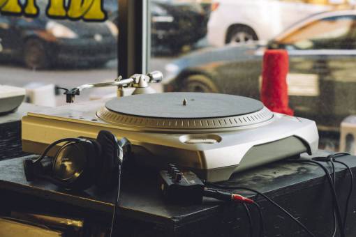 tocar tocadiscos vintage música tienda de audio álbum grabar