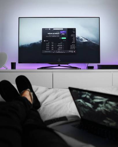 dormir TV monitor pantalla dormitorio cama relajarse dentro