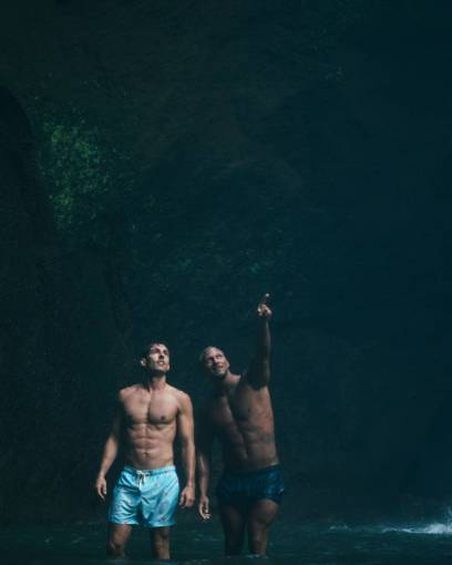 senalando dos hombres, natación, señalar, oscuridad, agua tropical