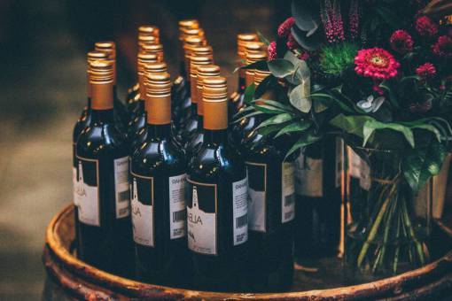 botella botellas de vino ramo de flores de boda