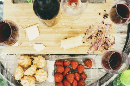 copa de vino queso tabla de cortar frutas fresas galletas