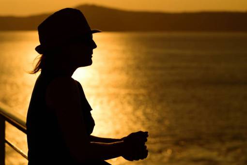 tarde mujer puesta de sol agua silueta feliz ocio vacaciones