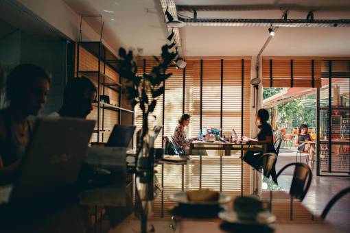 cima mujer trabajando mesa de reuniones de negocios oficina moderna