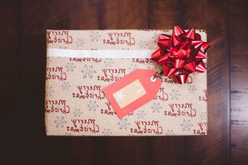 etiqueta mesa de madera brillante cinta roja etiqueta navidad
